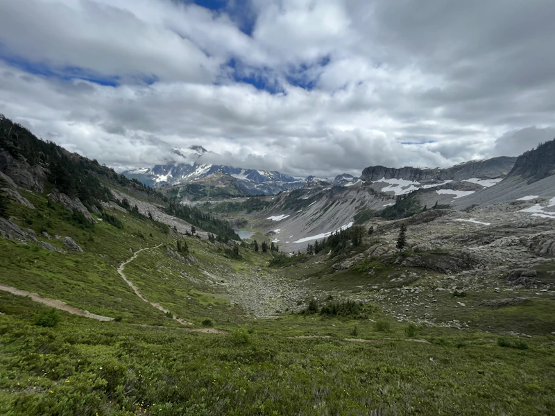 Sentier dans une vallée de montagne